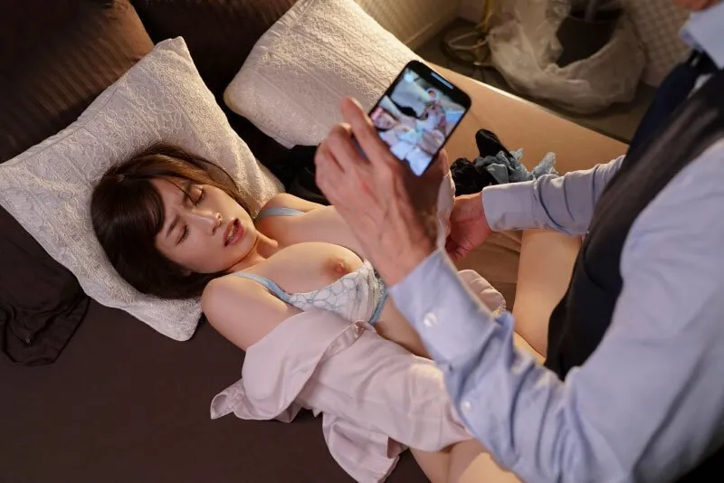 Cấp trên chuốc thuốc em thư ký bắt nắc cả đêm khi đi làm ăn xa